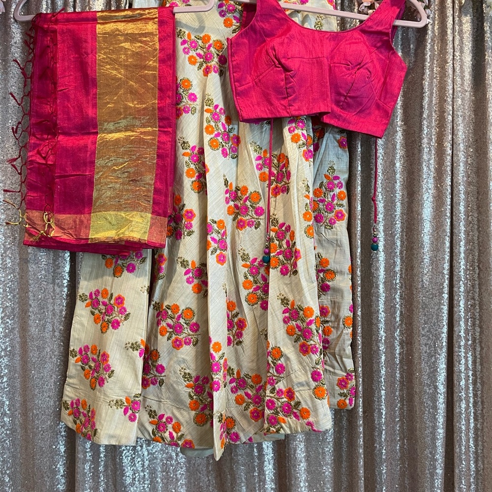 Floral chaniyacholi